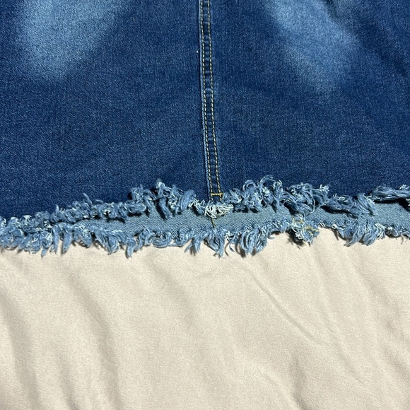 Blue Jean pencil skirt with fray bottom and on the front with a faded look - Picture 4 of 5